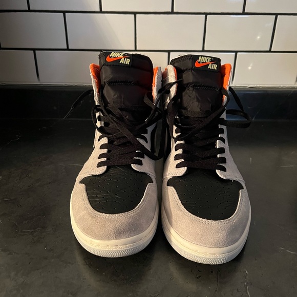 Jordan 1 Retro High “Neutral Grey Hyper Crimson” - Picture 5 of 8